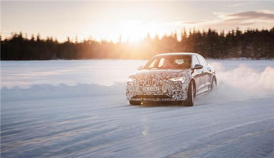 Unternehmen wie Audi erproben seit langem ihre Fahrzeuge auch auf frostigem Terrain. Foto: Roman Raetzke/Audi AG/dpa-tmn