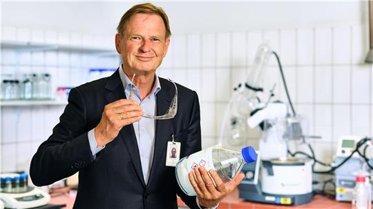 Unternehmenschef Dr. Axel C. Heitmann in einem der Labore im Stader Chemie-Park.