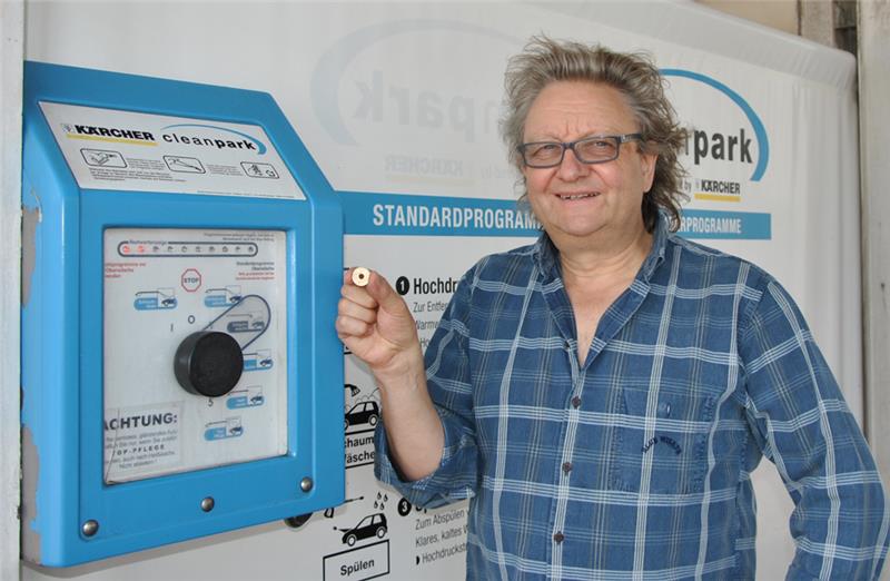 Unternehmer Christian Foerster am Münzautomaten.
