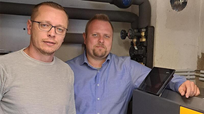 Unternehmer Johann Grossmann (l.) und Julian Hünken verbauen neben Wärmepumpen unter anderem auch Pelletheizungen.