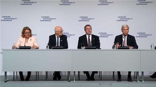 Unternehmer Michael Otto (rechts) spricht auf der Hamburger Nachhaltigkeitskonferenz. 