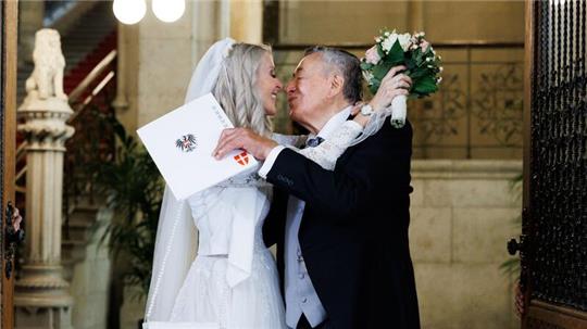 Unternehmer Richard Lugner küsst Simone Reiländer bei ihrer Trauung im Wiener Rathaus.