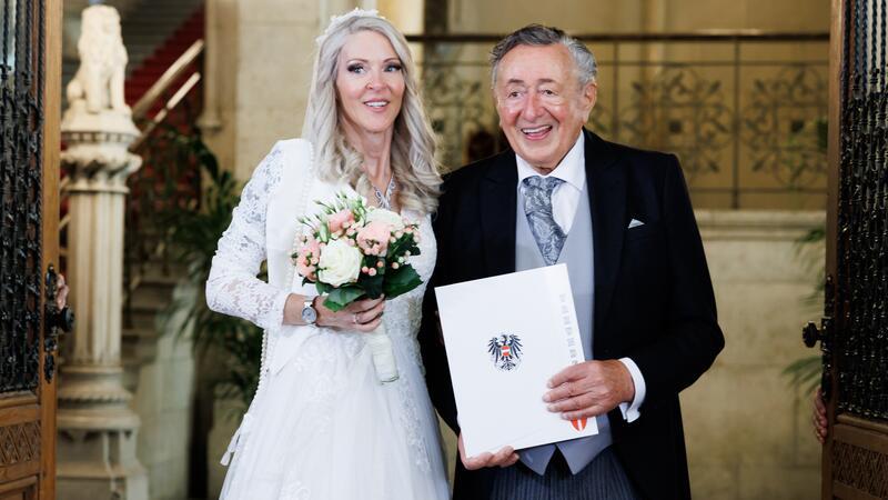 Lugner (91) holt Ehefrau (42) ins Geschäft: „Du bist jetzt die Chefin“ Unternehmer Richard Lugner und Simone Reiländer stehen bei ihrer Trauung im Wiener Rathaus.