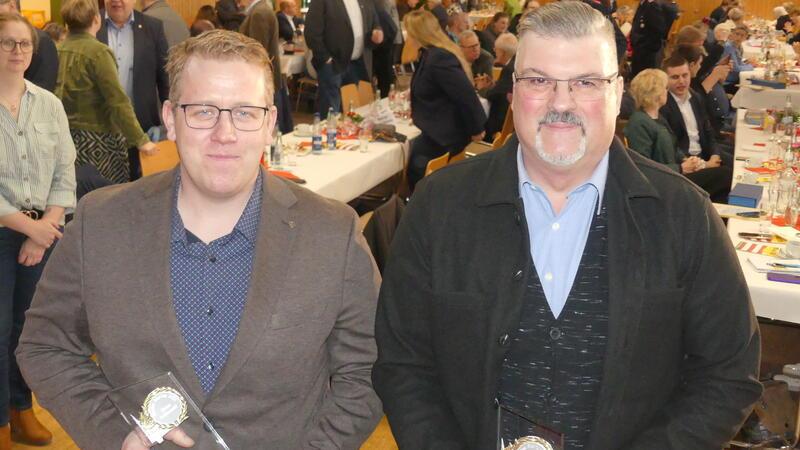Unternehmergeist wird gewürdigt: Simon Schimanski (links) und Thomas Vornweg wurden vom Drochterser Gewerbeverein für ihre Start-ups in Dornbusch ausgezeichnet.