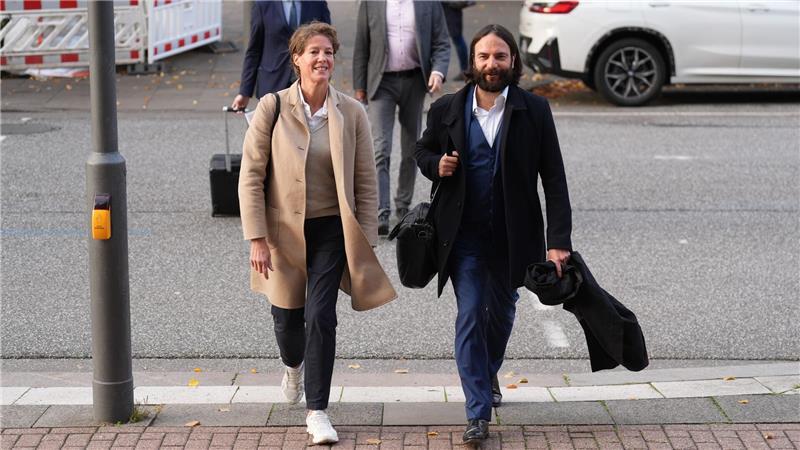 Unternehmerin Block (links) und ihr Verteidiger Bott (rechts) laufen zum Landgericht. 