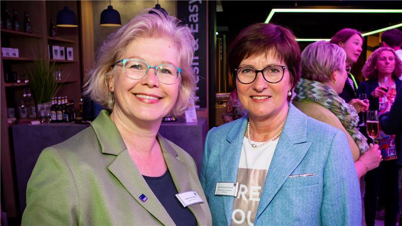 Unternehmerin Susanne Wischnewski (links) ist beim VdU-Treffen im VW City Store mit Buxtehudes Bürgermeisterin Katja Oldenburg-Schmidt im Gespräch.