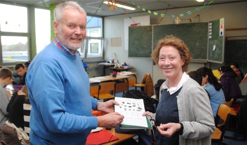 Unterrichtet wieder fünf Stunden in der Woche: Pensionär Jochen Dammann aus Hedendorf unterstützt seine Kollegin Carola Penzel beim Unterricht in den beiden Sprachlernklassen an der Integrierten Gesamtschule Buxtehude. Foto Vasel