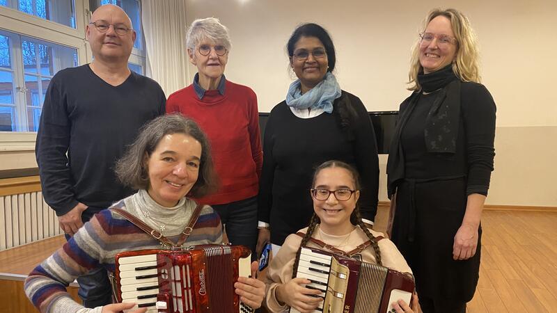 Unterrichtsbesuch in der Kreismusikschule mit Leiter Jochen Brockmann, den Himmelblau-Vereinsvorsitzenden Gabriele Oeben-Schröder, Mathy Kumar und Katja Drechsler als Übersetzerin.