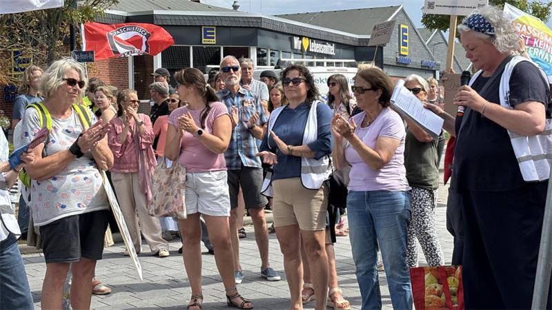 Lieber bunt statt braun: Horneburg setzt ein Zeichen für Vielfalt „Unterschiedliche Meinungen zu haben, ist nicht schlimm. Gefährlich wird es, wenn wir aufhören, miteinander zu reden“, sagte Dorte Stürmer-Brauer (rechts) von den Buxtehuder Omas gegen Rechts.