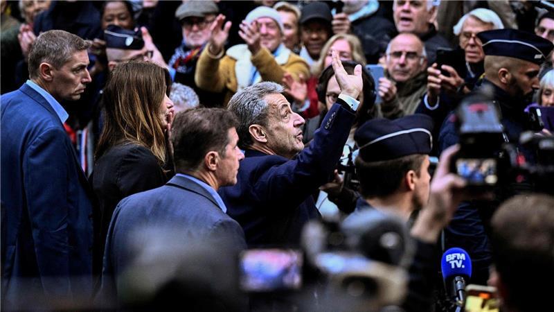 Unterstützer, Freunde und Nachbarn warteten auf Sarkozy, als dieser zum Gefängnis aufbrach.