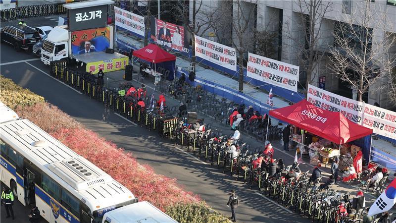 Unterstützer Yoons demonstrierten in der Nähe des Gerichts.