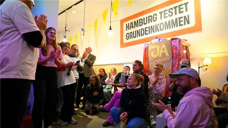 Unterstützer der Initiative „Hamburg testet Grundeinkommen“ verfolgen am Abend die Abstimmung.