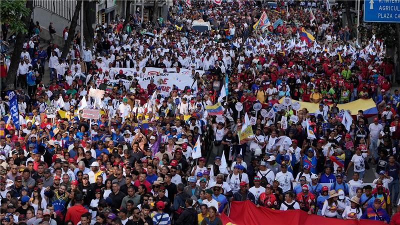 Unterstützer der Regierung fordern die Freilassung des ehemaligen Präsidenten Maduro und seiner Frau Flores.
