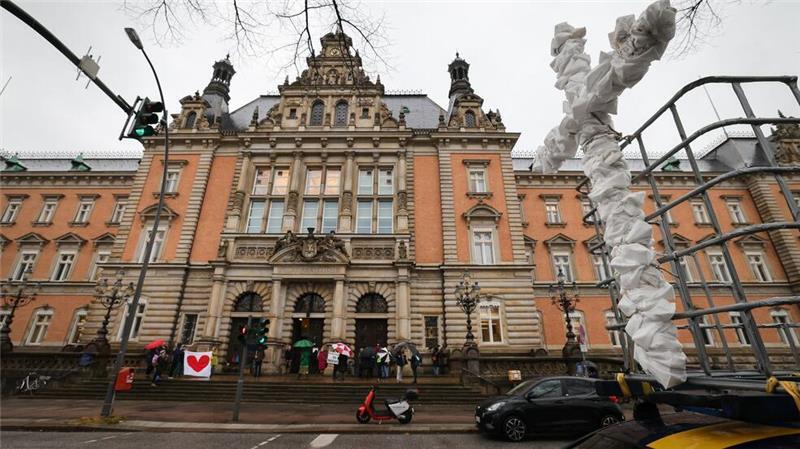 Falsche Masken-Atteste - Arzt zu Bewährungsstrafe verurteilt Unterstützer des angeklagten Arztes protestierten vor und im Hamburger Strafjustizgebäude gegen den Prozess.