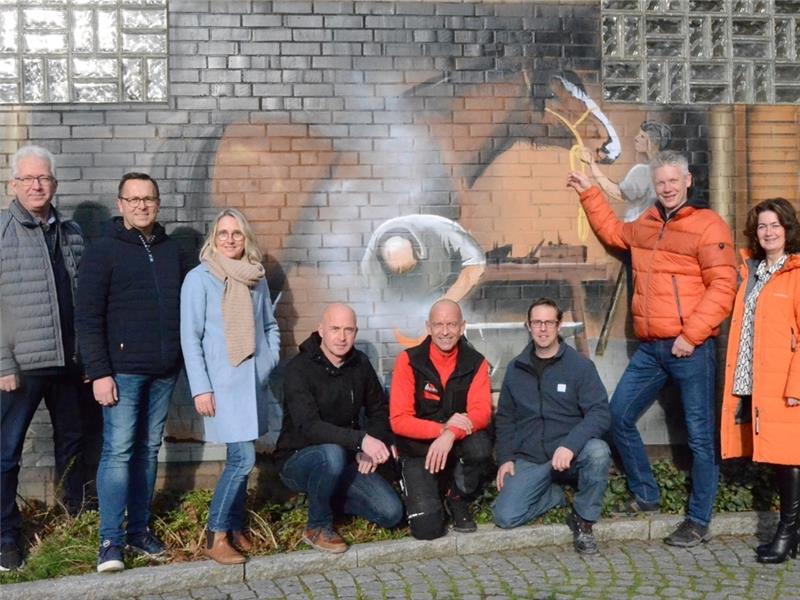 Unterstützer, die das Projekt an der Rückwand der alten Schmiede in Harsefeld möglich gemacht haben: Robert Moldenhauer, Marco Blank, Katja Gorgs, Carsten Rost, Dieter Meier, Marco Augustin, Carsten Schröder und Susanne de Bruijn (von links