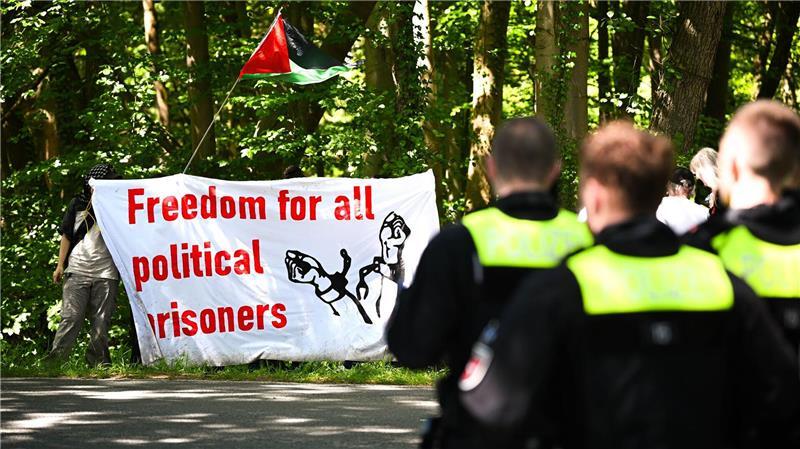 Waffen und Tierstreu – 13 Jahre Haft für Ex-RAF-Terroristin Unterstützer von Daniela Klette protestieren in der Nähe des Gerichtssaals.