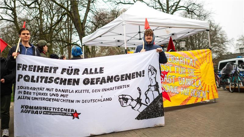 Von der RAF-Terroristin zur Räuberin? Daniela Klette steht vor Gericht Unterstützer von Daniela Klette stehen vor dem Gerichtsgebäude.