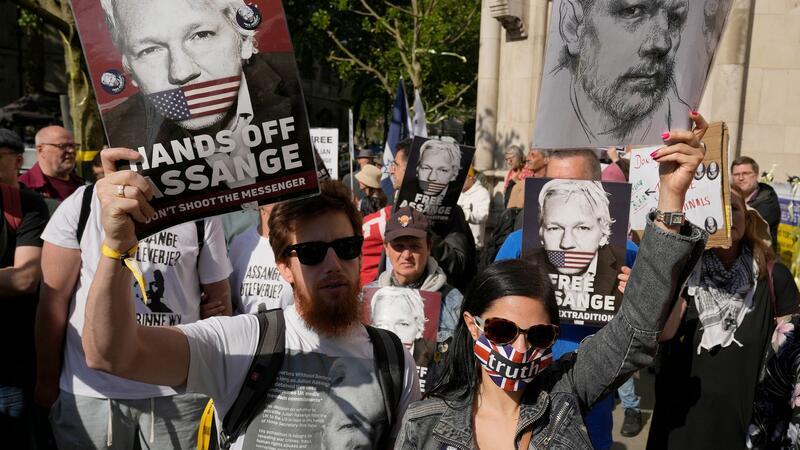 Jubel im Lager Assange: Vorerst keine Auslieferung an USA Unterstützer von Julian Assange demonstrieren vor dem Londoner High Court.