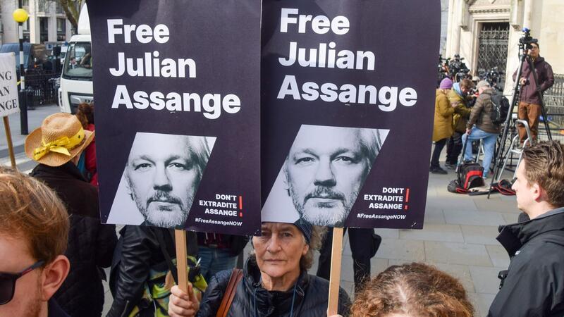 Aufschub für Assange: Vorerst keine Auslieferung an die USA Unterstützer von Julian Assange vor dem Londoner High Court.