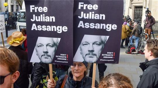 Unterstützer von Julian Assange vor dem Londoner High Court.