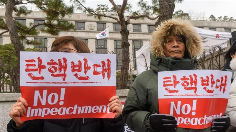 Ermittler wollen Untersuchungshaft für Yoon verlängern Unterstützer von Yoon Suk Yeol hatten sich am Donnerstag vor dem Verfassungsgericht in Seoul versammelt.