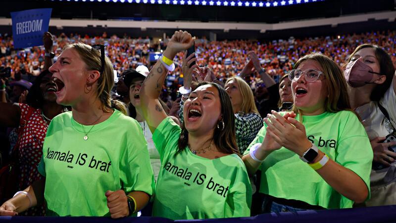 „Very demure“: Der Sommer ‚24 von A bis Z Unterstützerinnen der US-Präsidentschaftskandidatin Kamala Harris jubeln in neongrünen T-Shirts mit der Aufschrift „Kamala is brat“ während einer Wahlkampfveranstaltung. „Brat“ (übersetzt: Göre) war ein In-Wort dieses Sommers. (Archivbild)