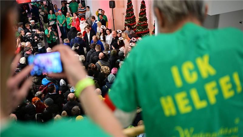 Gans und Geschenke: Frank Zander empfängt Hunderte Gäste Unterstützt wird die Veranstaltung von Hunderten freiwilligen Helfern.