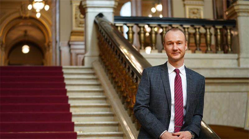 Zwölf-Punkte-Plan gegen Antisemitismus – Kritik am Senat Unterstützt wurde Thering dabei vom früheren Antisemitismusbeauftragten Stefan Hensel. (Archivbild)