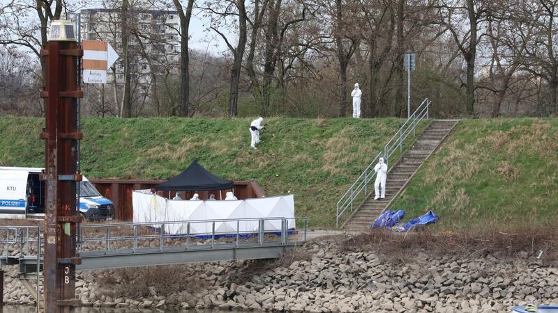 Jugendlicher tot am Kölner Hafen gefunden Untersuchungen am Fundort der Leiche.