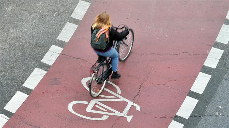 Gilt auch auf dem Fahrradstreifen ein Rechtsfahrverbot? Unterwegs auf dem Fahrradschutzstreifen: Autofahrer müssen bestimmte Regeln beim Überfahren dieses Streifens beachten - Radler haben aber auch Pflichten.