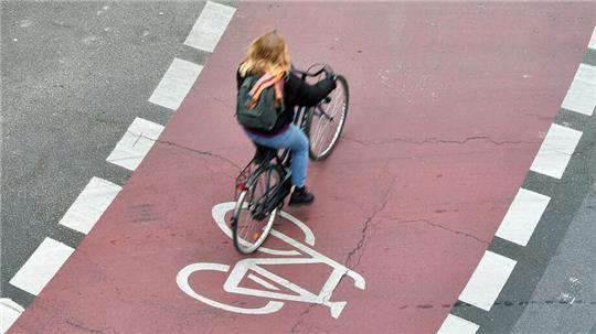 Unterwegs auf dem Fahrradschutzstreifen: Autofahrer müssen bestimmte Regeln beim Überfahren dieses Streifens beachten - Radler haben aber auch Pflichten.