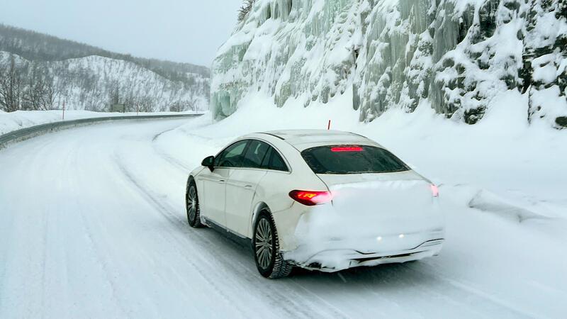 Schnee und Eis: 8 clevere Tipps für Fahrer von E-Autos Unterwegs im Schnee mit dem E-Auto.