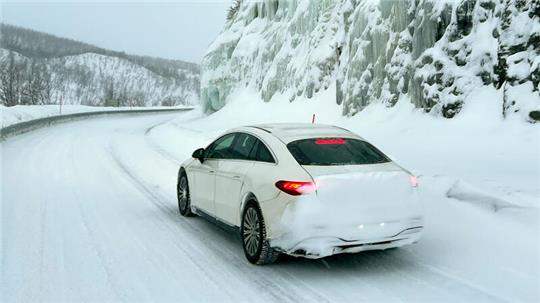Unterwegs im Schnee mit dem E-Auto.