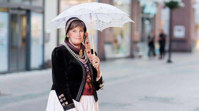Führungen durch Buxtehude und Barkassenfahrten werden wieder angeboten „Unterwegs mit Marie auf Brautschau“ ist ein unterhaltsamer Stadtrundgang.