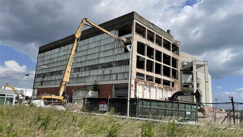 Rückbau des AKW Stade: Der nächste Schritt ist weithin sichtbar Untypisch für Maschinenhäuser: Die Fensterfront, kurz vor dem Abriss.