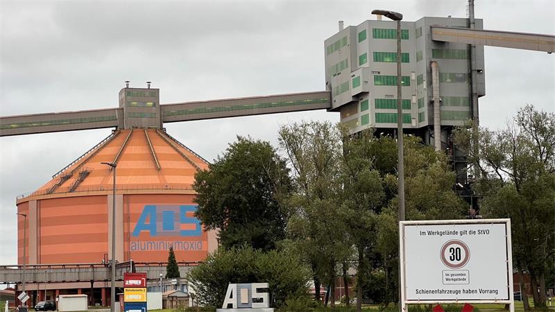 AOS im Stader Chemiepark: Der Betrieb, der niemals schläft Unübersehbar: der Kalzinierungsturm (rechts) der AOS. Links daneben wird das Aluminiumoxid gelagert.