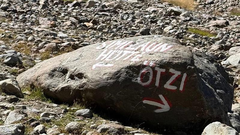 Irrweg als Glücksfall: Wie Ötzi zur Weltsensation wurde Unübersehbar sind die Hinweise auf die Fundstelle