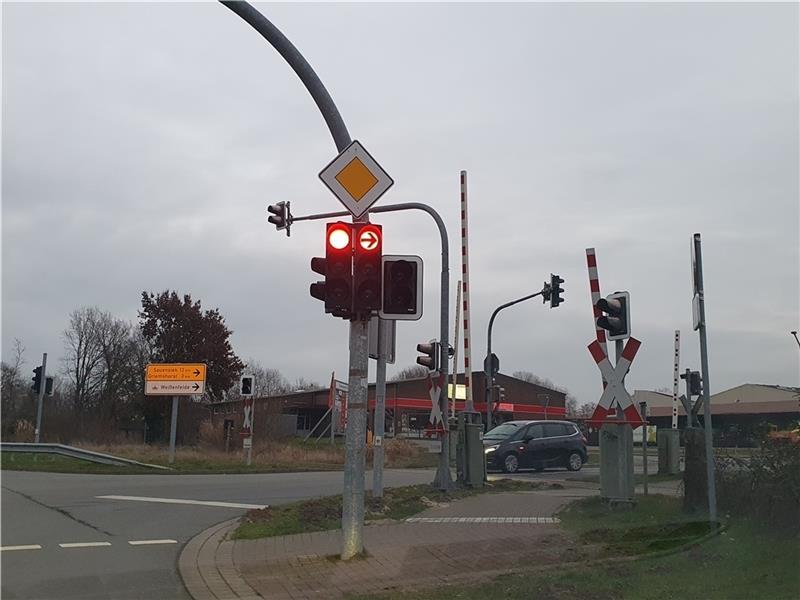 Unübersichtlich: die Kreuzung der Ortsumgehung zur Griemshorster Straße mit Ampeln und Bahnübergängen. Foto: Beneke