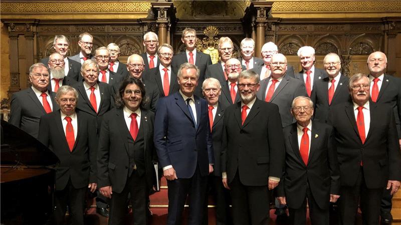 Ist Singen im Männerchor noch cool? Ein junger Nottensdorfer sagt: Ja! Unvergessen: Beim Senatsempfang im Hamburger Rathaus 2023 vor dem Elbphilharmoniekonzert trafen die Sänger vom Männergesangverein Eintracht zu Nottensdorf den ehemaligen Bundespräsidenten Christian Wulff (Mitte).