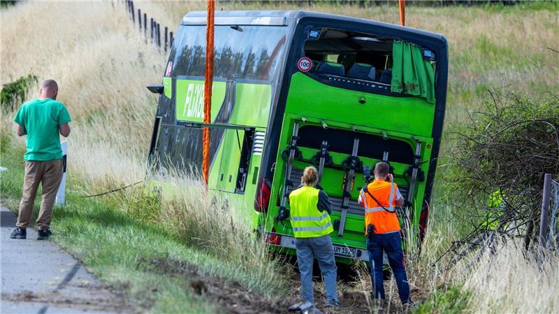 Nächtlicher Busunfall - viele Verletzte, unklare Ursache Unverletzte Passagiere sollte ein Ersatzbus nach Berlin bringen.