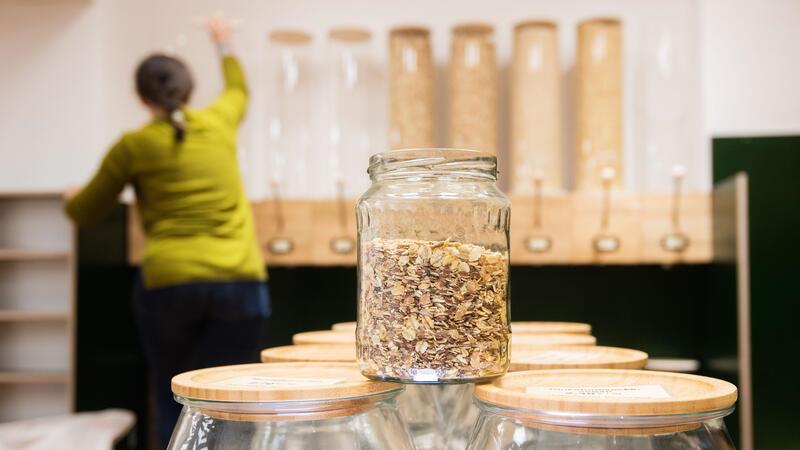 Rewe wagt dieses neue Angebot – Kann das funktionieren? Unverpackt: Solche Spender könnten demnächst flächendeckend bei Rewe zu finden sein.