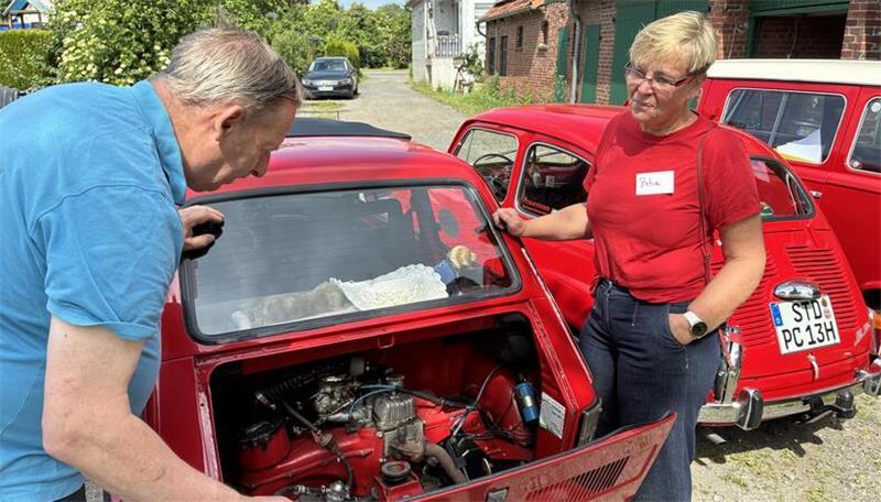 Fiat-Fans: Diese Altländer lieben ihre drei kleinen Italiener Unverwechselbarer Sound: Blick in Motorraum ihres Fiat 126 von 1980.