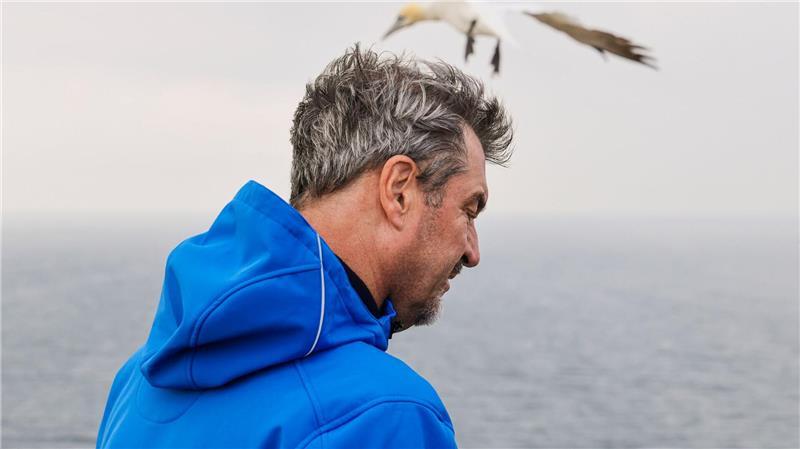 Söder auf Reisen - Ein Bayer auf Helgoland Unweit der Langen Anna, Wahrzeichen der Hochseeinsel Helgoland, informieret sich CSU-Chef Markus Söder über die Vogelwelt.