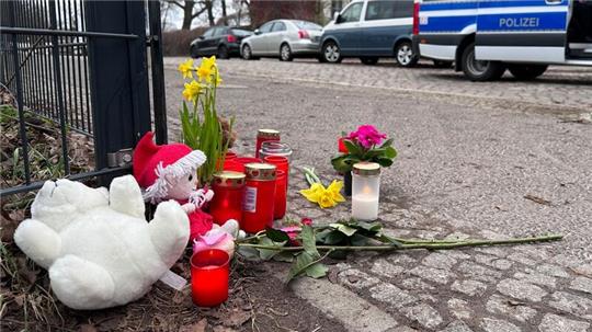 Unweit des Bürgerparks in Pankow haben Passanten Plüschtiere, Kerzen und Blumen zum Gedenken an das geötete Kind abgelegt.