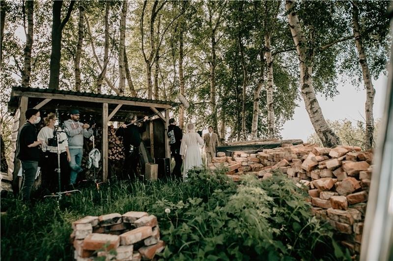 Unweit des Torfschiffhafens in Karlshöfen, der die perfekte Kulisse für märchenhafte Bilder bietet, findet das Produktionsteam eine weitere perfekte Location für den Film. Foto: Vogeler/Kineskope/Ben Eichler