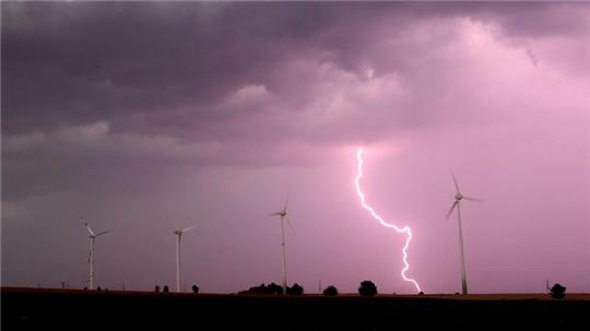 Unwetter mit Blitzen, Starkregen und Sturmböen können hohe Schäden verursachen. (Symbolbild)
