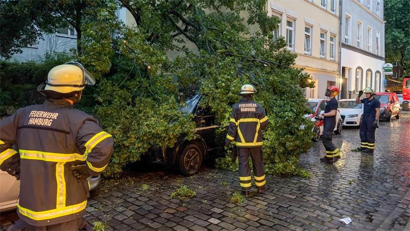 Nach Rekordhitze und Unwetter fallende Temperaturen erwartet Unwetter sorgten in Hamburg und Schleswig-Holstein für Einsätze der Feuerwehr.