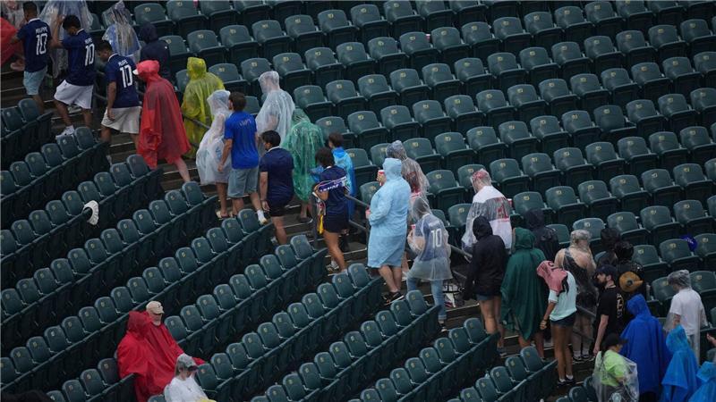 Wetter-Chaos und Mbappé-Gala: Frankreich schlägt Irak Unwetterwarnung: Fans verlassen die Ränge.