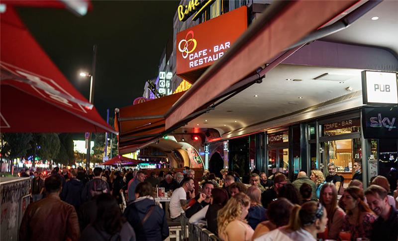 Unzählige Besucher füllen die Bars und Restaurants der Hamburger Reeperbahn. In Hamburg können Menschen die genesen oder geimpft sind, ohne Abstand oder Maskenpflicht feiern. Foto: Axel Heimken/dpa