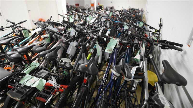 Unzählige Fahrräder, die in den letzten sieben Tagen abgegeben wurden, sind in einem Lagerraum im Zentralen Fundbüro zu sehen.
